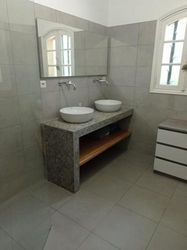 une salle de bain avec deux lavabos et un miroir dans l'établissement Maison provençale Verdon, à Aups