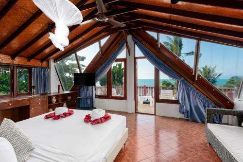 - 2 lits dans une chambre avec vue sur l'océan dans l'établissement Beachfront Villa, Bang Po, à Ban Bang Po