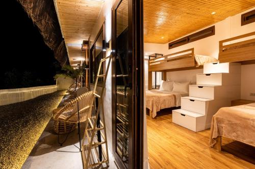 - une chambre avec 2 lits et des lits superposés dans l'établissement Serene Oasis Resort - Oslob Cebu Philippines, à Oslob