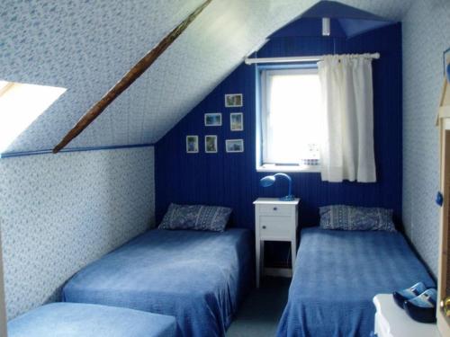 - une chambre bleue avec 2 lits et une fenêtre dans l'établissement BELLE MAISON BRETONNE TYPIQUE PRES DE LA PLAGE, à Erdeven