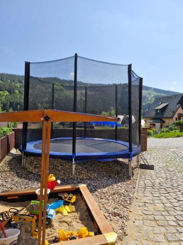 un tappeto elastico in un cortile con di Ferienwohnung Schulzental a Ilmenau