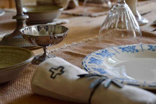 une table avec des assiettes et un bol en haut dans l'établissement La loge familiale: 110m2, place rose goudard, AC, à LʼIsle-sur-la-Sorgue