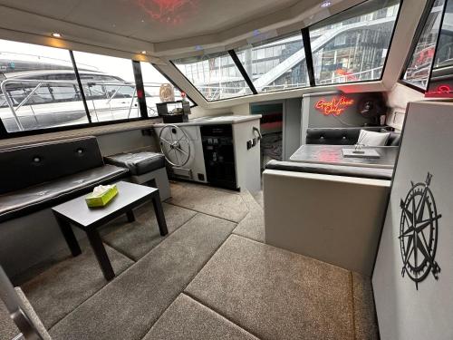 Kitchen o kitchenette sa YACHT "X" - 44 FOOT MODERN YACHT ON 5 STAR OCEAN VILLAGE MARINA - minutes away from city centre and cruise terminals, Free parking ,SPA package available!