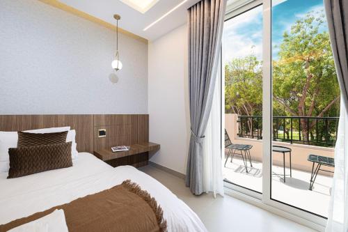 Habitación de hotel con cama y balcón en Luxurious Villa, Private Pool and Garden, Dubai, en Dubái