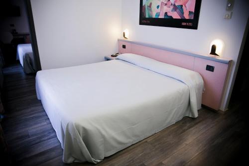 Giường trong phòng chung tại Ilga Hotel