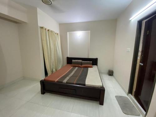 1 dormitorio con 1 cama en una habitación en Service Apartment en Dhaka