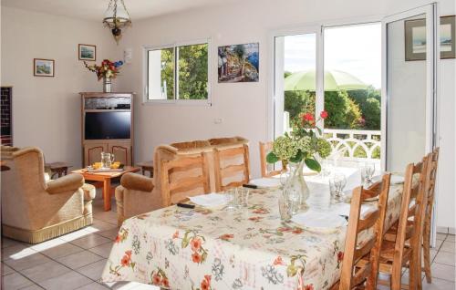 Μια τηλεόραση ή/και κέντρο ψυχαγωγίας στο Holiday Home Lanmodez I