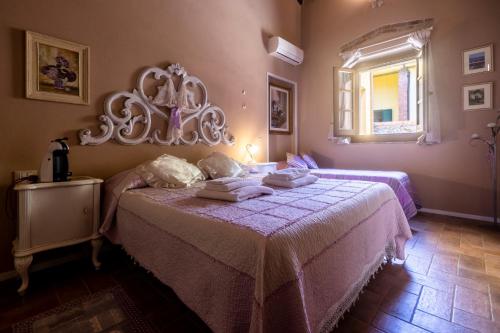 1 dormitorio con 1 cama con toallas en White Room, en Empoli