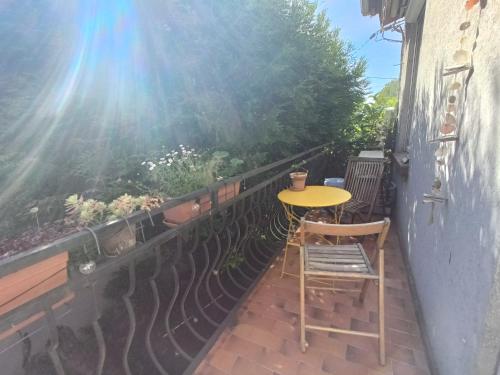 un patio avec une table et des chaises sur un balcon dans l'établissement Loft cosy avec balcon et jardin, à Aubervilliers