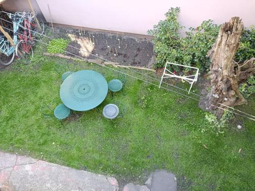 vue aérienne d'une table et de chaises bleues dans une cour dans l'établissement Loft cosy avec balcon et jardin, à Aubervilliers