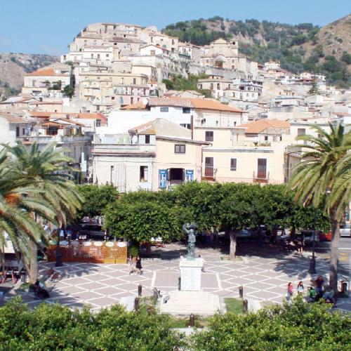 a town with a statue in the middle of a city at B&B The Loft in Gioiosa Ionica