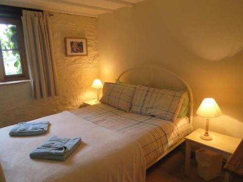 Tempat tidur dalam kamar di West Huckham Barn