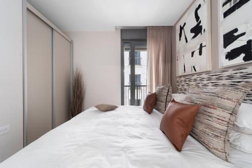 Postel nebo postele na pokoji v ubytování Luxury 2BDR In The Heart Of Jerusalem