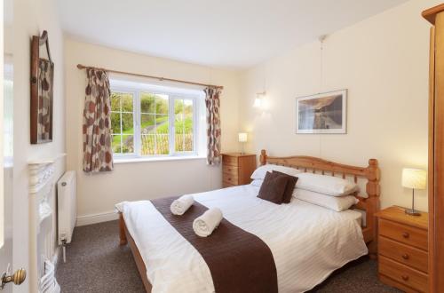 リントンにあるThe School Houseの大きなベッドと窓のある寝室