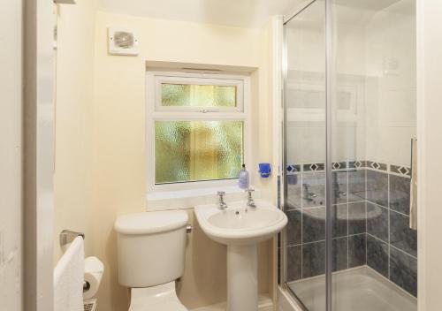リントンにあるThe School Houseのトイレ、洗面台、シャワー付きのバスルーム