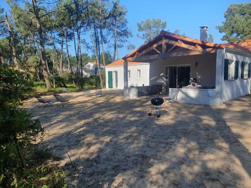 uma casa com uma grelha em frente em Maison bord de mer - la Tranche sur mer em La Tranche-sur-Mer