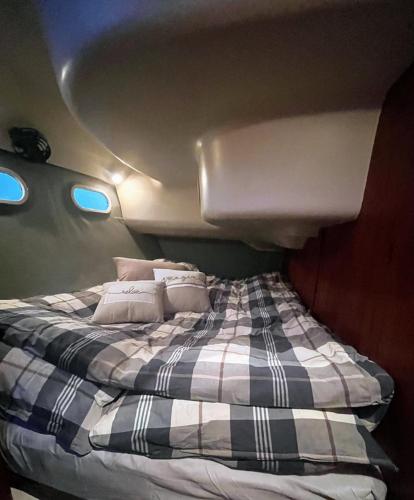 a bed in the middle of a room at B&B op een zeiljacht in Alicante in Guardamar del Segura