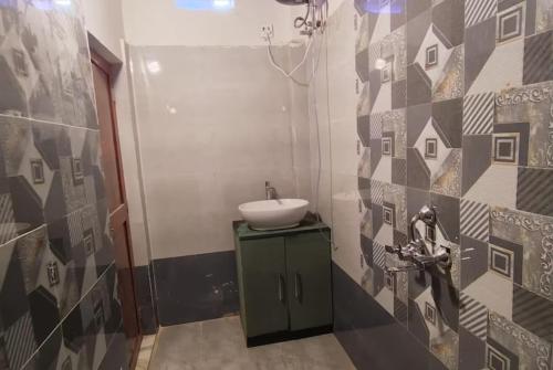 małą łazienkę z umywalką i umywalką w obiekcie Hotel Nirmala palace ayodhya Near Shri Ram Janmabhoomi 600m w mieście Ayodhya