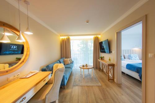 una camera d'albergo con divano e letto di Szerokie Wody Sea & Sand Ustka a Ustka