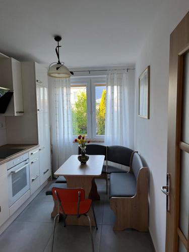 cocina y sala de estar con mesa y sofá en Pokój z kuchnią u Lennoxa 2, en Puck