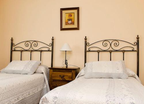 two beds sitting next to each other in a bedroom at Casa Rural Paula in Zarzuela del Monte