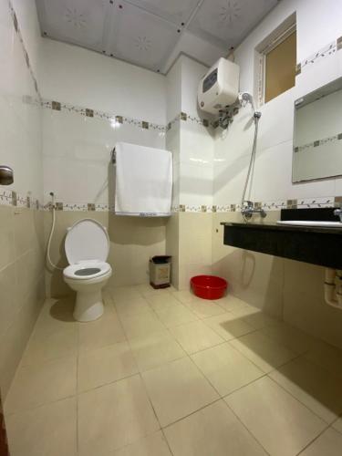 a bathroom with a toilet and a sink at Khách sạn Chinh Thuỷ in Sầm Sơn