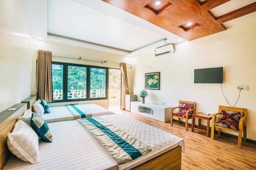 a large bedroom with a large bed and a tv at Khách sạn Chinh Thuỷ in Sầm Sơn