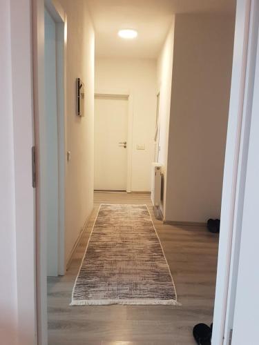 un corridoio vuoto con un tappeto sul pavimento di Banesa ne FushKosovë a Pristina