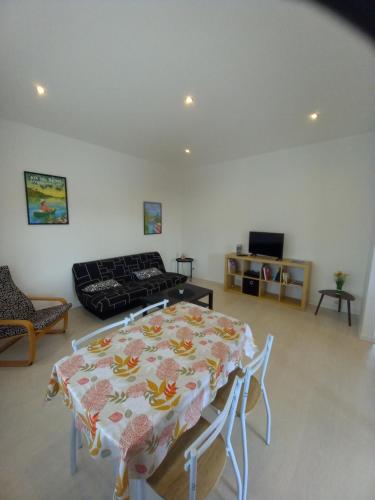 un salon avec une table et un canapé dans l'établissement Appartement centre-ville, 4 pers, à Aix-les-Bains