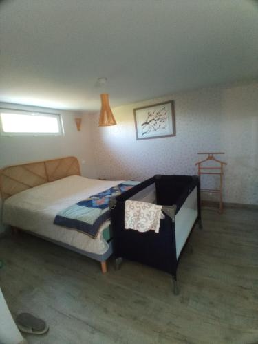 une chambre avec un lit et une table dedans dans l'établissement Deux pièces, à Six-Fours-les-Plages