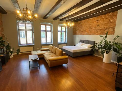 duży salon z łóżkiem i kanapą w obiekcie Apartamenty Złota Nić w mieście Opole