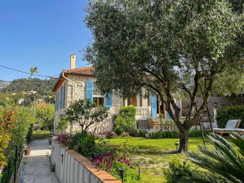 Κήπος έξω από το La Thébaïde