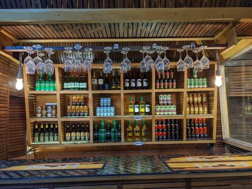 une exposition de bouteilles d'alcool et de verres dans un magasin dans l'établissement Cinnamon Airport Residencies, à Katunayake