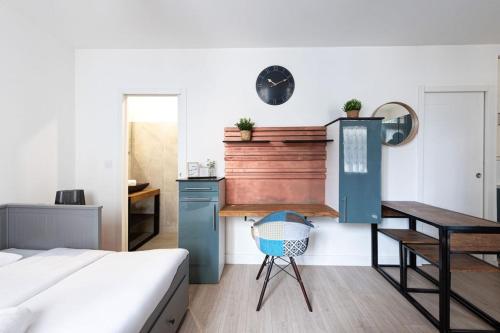een slaapkamer met een bureau en een tafel met een stoel bij Chaleureux Studio 2 pers in Lyon
