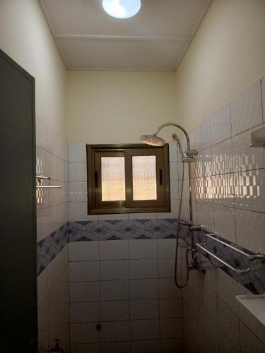 a bathroom with a shower and a window at Résidence lynda prestige Ouaga 2000 in Ouagadougou