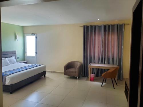 Ένα ή περισσότερα κρεβάτια σε δωμάτιο στο Lagoon Beach Hotel,Keta,Ghana