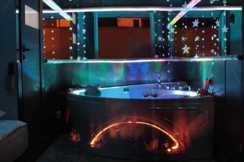 a bathroom with a bath tub with a fireburning at Kuredu / Uroa w Krainie Alicji in Ełk