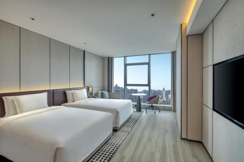 um quarto de hotel com duas camas e uma televisão de ecrã plano em Crowne Plaza Xi'an Weiyang, an IHG Hotel em Xi'an