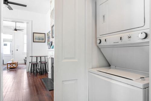 Η κουζίνα ή μικρή κουζίνα στο Private 2BR Condo in Uptown by Hosteeva