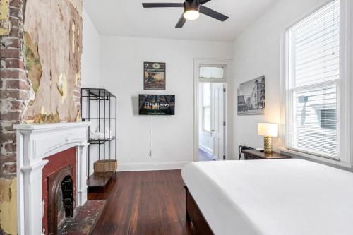 Ένα ή περισσότερα κρεβάτια σε δωμάτιο στο Private 2BR Condo in Uptown by Hosteeva