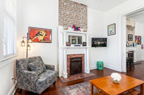 Χώρος καθιστικού στο Private 2BR Condo in Uptown by Hosteeva