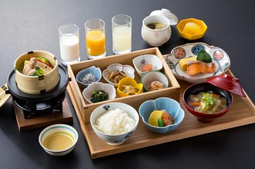 a tray of food with bowls and plates of food at 山荘 風の杜 Sanso Kazenomori in Minoo
