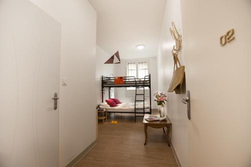 - un couloir avec une chambre et des lits superposés dans l'établissement Le Flâneur Guesthouse, à Lyon