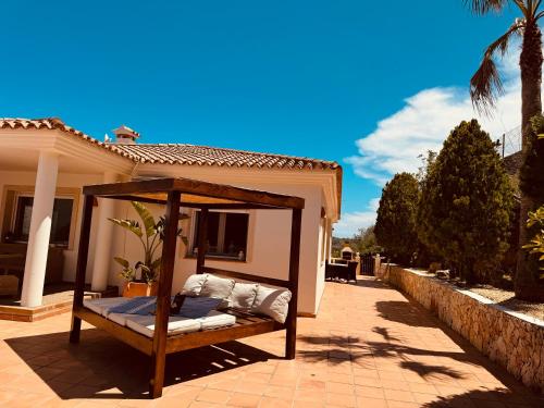 un letto in una veranda di una casa di Denia Dream Seaview Golf, Tennis & Beach Villa a Muntanya la Sella