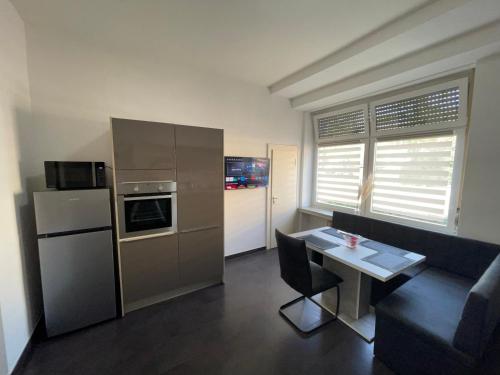 Η κουζίνα ή μικρή κουζίνα στο OnThePoint, Erdgeschoss, Abstellplatz für Fahrräder, City und Innenhafen 5 Gehminuten!!!