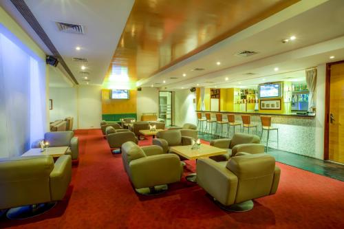 Un lugar para sentarse en Radha Hometel