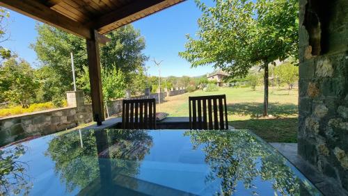 Ein Garten an der Unterkunft House with big garden and barbeque in nature