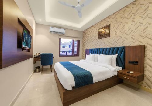 Кровать или кровати в номере HOTEL GOLDEN PEACOCK