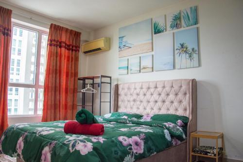 um quarto com uma cama com um bicho de peluche em Homestay at Menara U em Shah Alam
