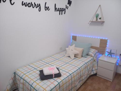 - une chambre avec un lit avec un chat dans l'établissement Apartamento mesas del mar. Los sueños, à Tacoronte